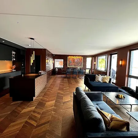 Luxurious Located On The アパート