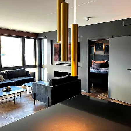 Luxurious Located On The アパート