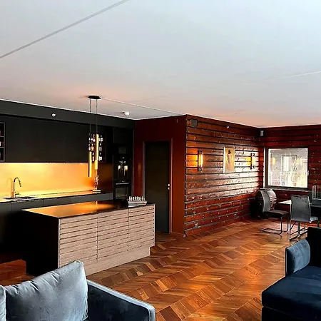 Luxurious Located On The アパート